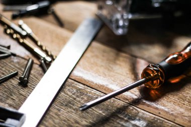 ABD 'de ahşap zeminde zıt tonlarda ahşap işçiliği aletleri..