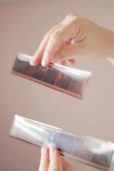 Mão Uma Mulher Segurando Filme Brilhando Luz Fora Sala — Fotografia de Stock