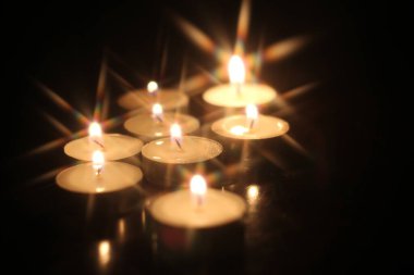 Tahta bir masada birkaç mum yak.