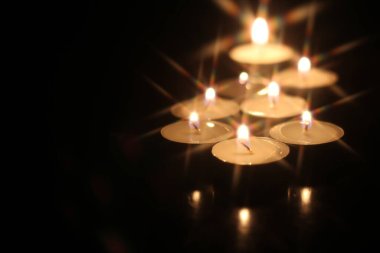 Tahta bir masada birkaç mum yak.