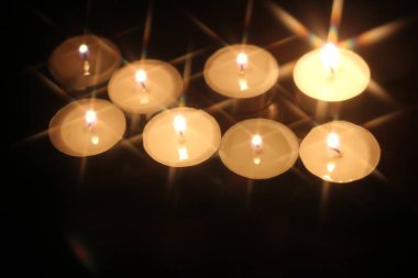 Tahta bir masada birkaç mum yak.