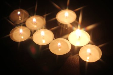 Tahta bir masada birkaç mum yak.