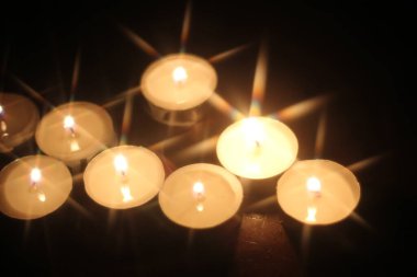 Tahta bir masada birkaç mum yak.