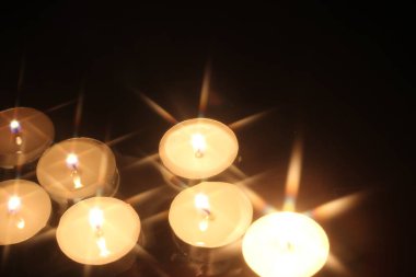 Tahta bir masada birkaç mum yak.