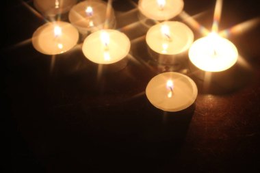 Tahta bir masada birkaç mum yak.