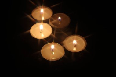 Tahta bir masada birkaç mum yak.