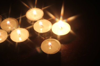 Tahta bir masada birkaç mum yak.