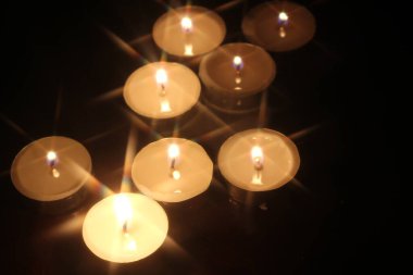 Tahta bir masada birkaç mum yak.