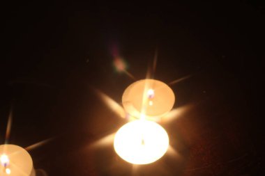 Tahta bir masada birkaç mum yak.