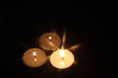 Tahta bir masada birkaç mum yak.