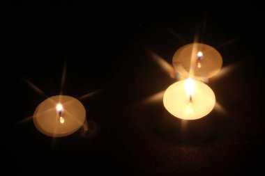 Tahta bir masada birkaç mum yak.