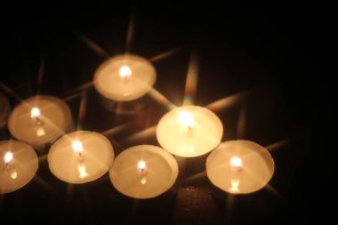 Tahta bir masada birkaç mum yak.