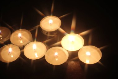 Tahta bir masada birkaç mum yak.