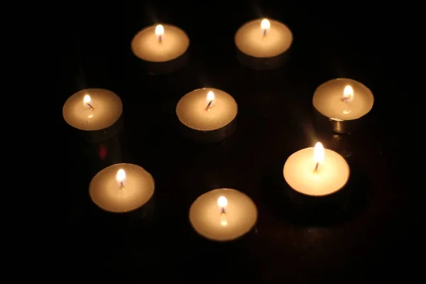 Sytytä Useita Kynttilöitä Puupöydälle — kuvapankkivalokuva