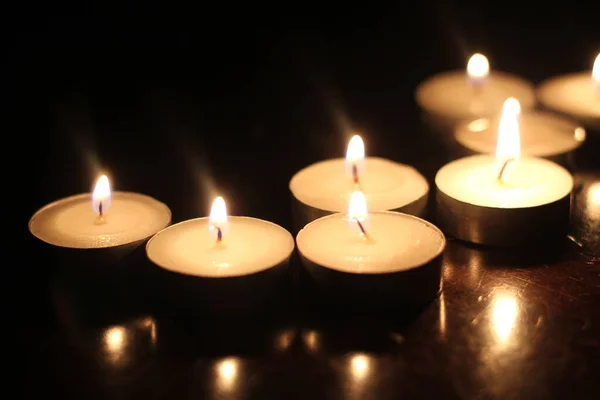 Acenda Várias Velas Uma Mesa Madeira — Fotografia de Stock