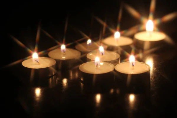 Acenda Várias Velas Uma Mesa Madeira — Fotografia de Stock