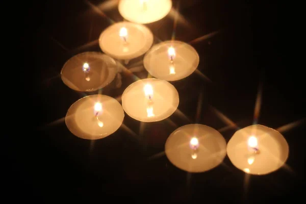 Acenda Várias Velas Uma Mesa Madeira — Fotografia de Stock