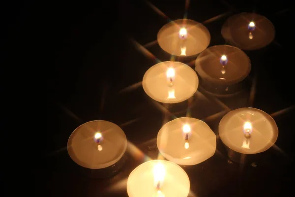 Acenda Várias Velas Uma Mesa Madeira — Fotografia de Stock