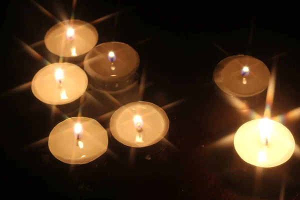 Enciende Varias Velas Una Mesa Madera — Foto de Stock