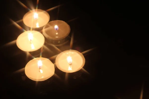 Acenda Várias Velas Uma Mesa Madeira — Fotografia de Stock