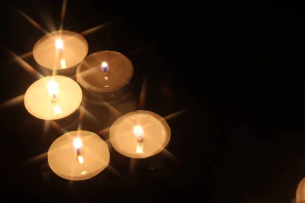 Mehrere Kerzen Auf Einem Holztisch Entzünden — Stockfoto
