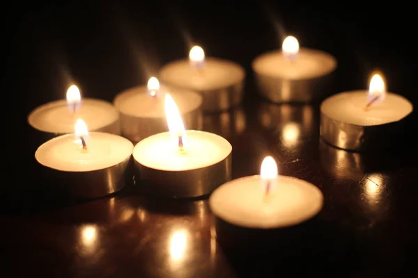 Enciende Varias Velas Una Mesa Madera — Foto de Stock