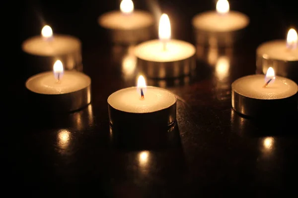 Acenda Várias Velas Uma Mesa Madeira — Fotografia de Stock