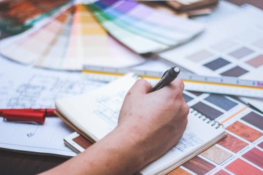 Tasarımı mimar planlıyor. Renk çizelgeleri ve inşaat çizimleri ile mimari işler.