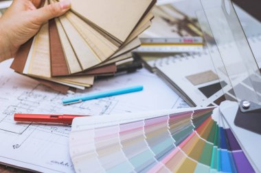 Tasarımı mimar planlıyor. Renk çizelgeleri ve inşaat çizimleri ile mimari işler.