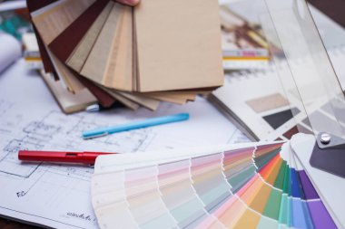 Tasarımı mimar planlıyor. Renk çizelgeleri ve inşaat çizimleri ile mimari işler.