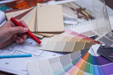Tasarımı mimar planlıyor. Renk çizelgeleri ve inşaat çizimleri ile mimari işler.