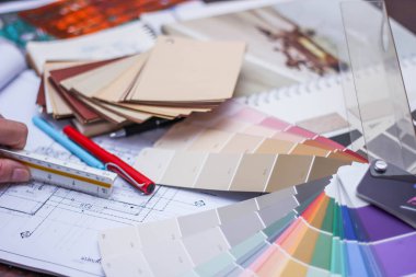 Tasarımı mimar planlıyor. Renk çizelgeleri ve inşaat çizimleri ile mimari işler.