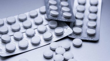 Beyaz ilaç gri masaya yayılmış..