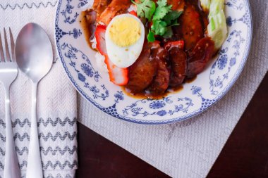 Kızarmış domuz etli pilav haşlanmış yumurta ve üstüne de tatlı sos..