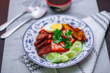 Kızarmış domuz etli pilav haşlanmış yumurta ve üstüne de tatlı sos..