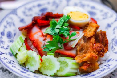 Kızarmış domuz etli pilav haşlanmış yumurta ve üstüne de tatlı sos..