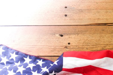 Tahta bir arka plana yerleştirilmiş Amerikan bayrağı.