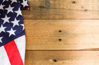 Tahta bir arka plana yerleştirilmiş Amerikan bayrağı.