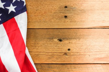Tahta bir arka plana yerleştirilmiş Amerikan bayrağı.