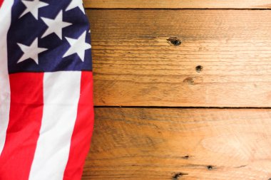 Tahta bir arka plana yerleştirilmiş Amerikan bayrağı.