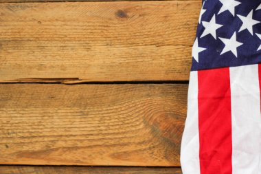 Tahta bir arka plana yerleştirilmiş Amerikan bayrağı.