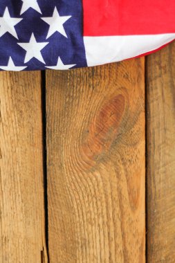 Tahta bir arka plana yerleştirilmiş Amerikan bayrağı.