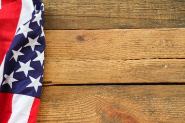 Tahta bir arka plana yerleştirilmiş Amerikan bayrağı.