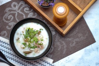 Asyalıların kahvaltısı, siyah bir kâsede siyah mantarlı domuz eti ve kaynatılmış pilav..