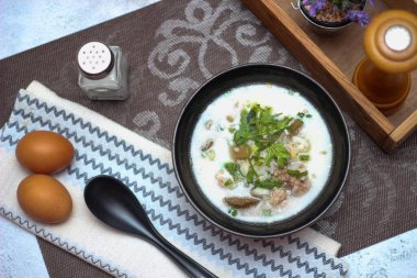 Asyalıların kahvaltısı, siyah bir kâsede siyah mantarlı domuz eti ve kaynatılmış pilav..