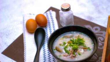 Asyalıların kahvaltısı, siyah bir kâsede siyah mantarlı domuz eti ve kaynatılmış pilav..