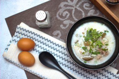 Asyalıların kahvaltısı, siyah bir kâsede siyah mantarlı domuz eti ve kaynatılmış pilav..