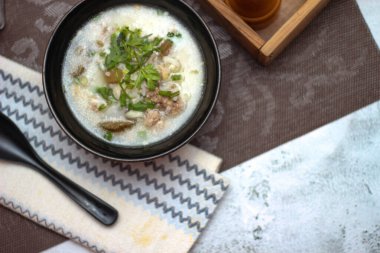 Asyalıların kahvaltısı, siyah bir kâsede siyah mantarlı domuz eti ve kaynatılmış pilav..