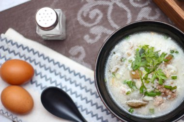 Asyalıların kahvaltısı, siyah bir kâsede siyah mantarlı domuz eti ve kaynatılmış pilav..