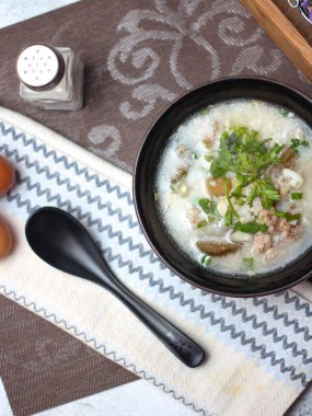 Asyalıların kahvaltısı, siyah bir kâsede siyah mantarlı domuz eti ve kaynatılmış pilav..
